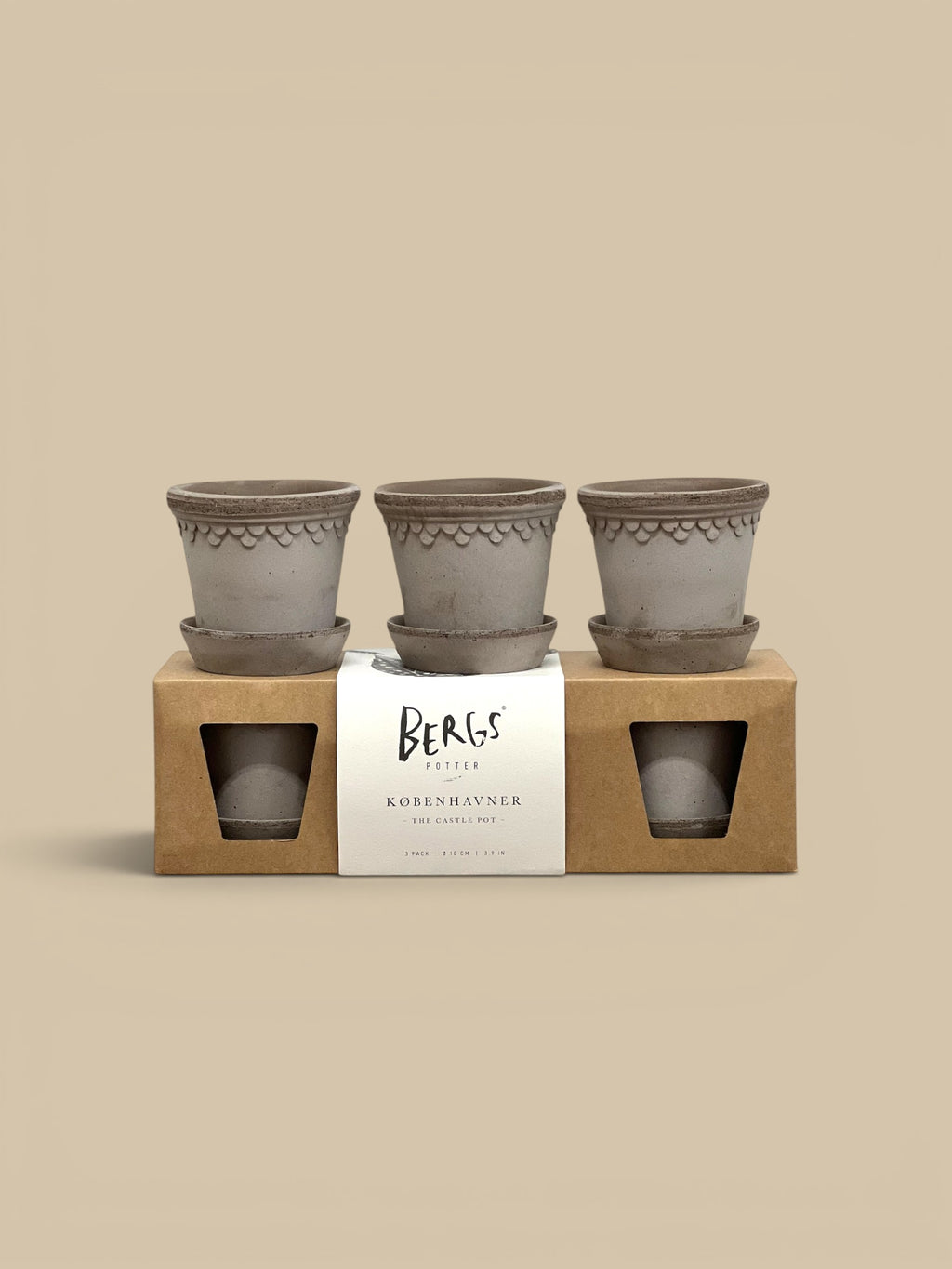 Homestyle Collective grey ceramic Københavner pot 3-pack with scalloped detailing and matching saucers.