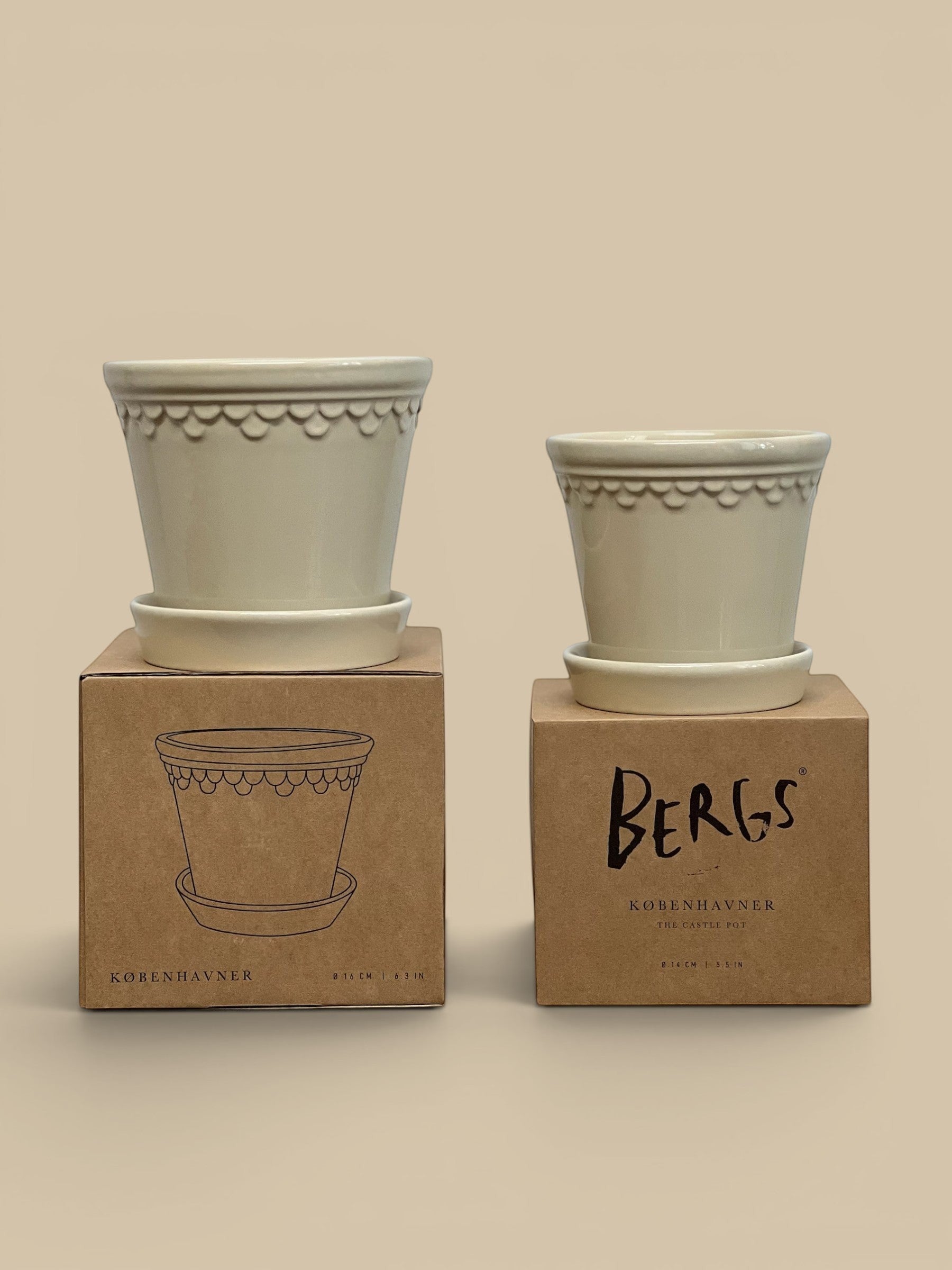 Homestyle Collective Københavner glazed sandstone pot with scalloped rim and matching saucer, shown on its box.
