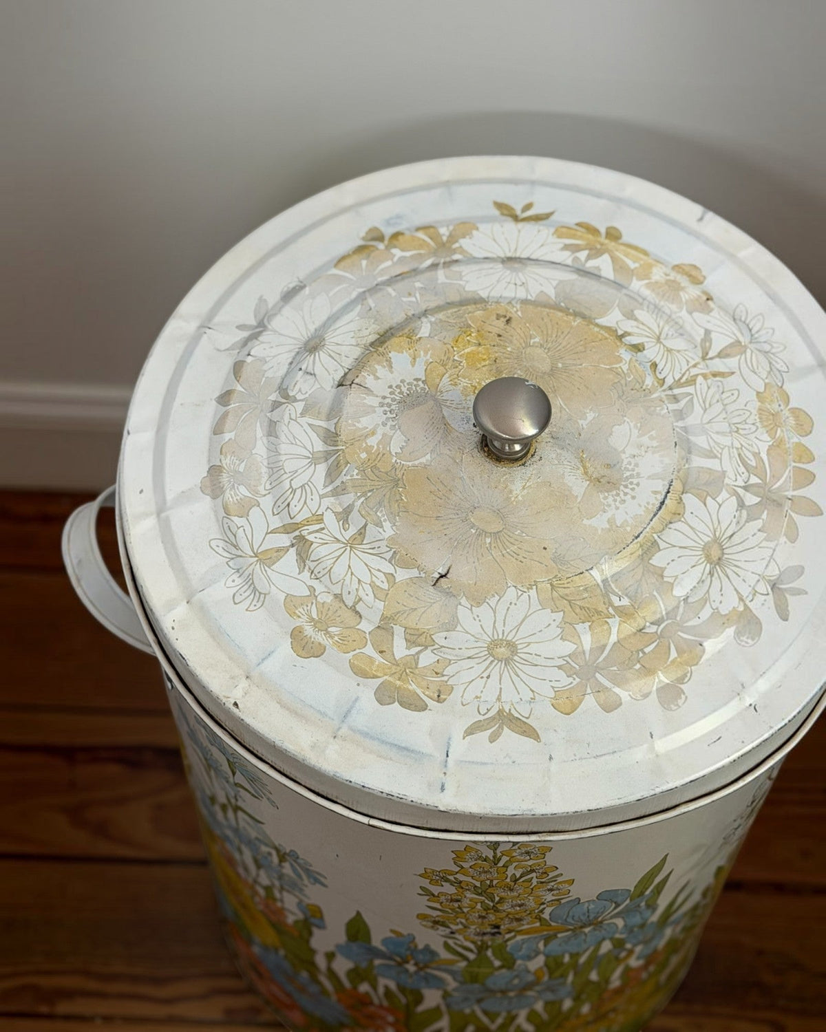 Homestyle Collective vintage 20-gallon metal garbage can with retro yellow and blue floral pattern and lid knob